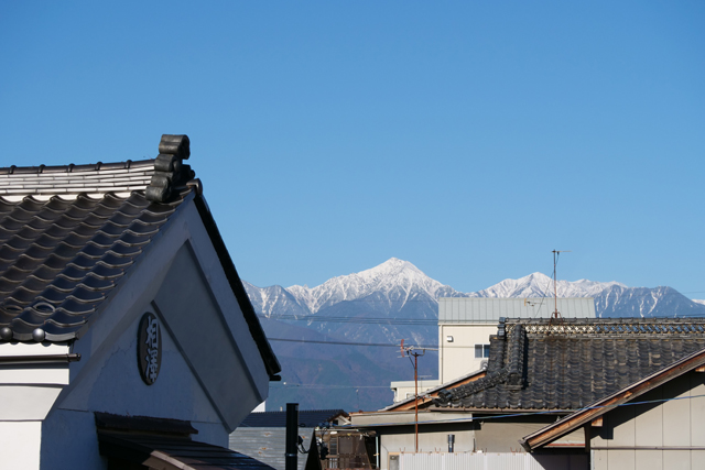 常念岳と土蔵